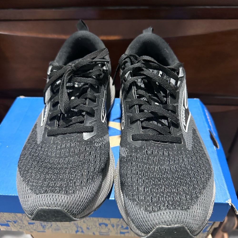 Brooks Levitate 6 women’s Running Shoes Size 9